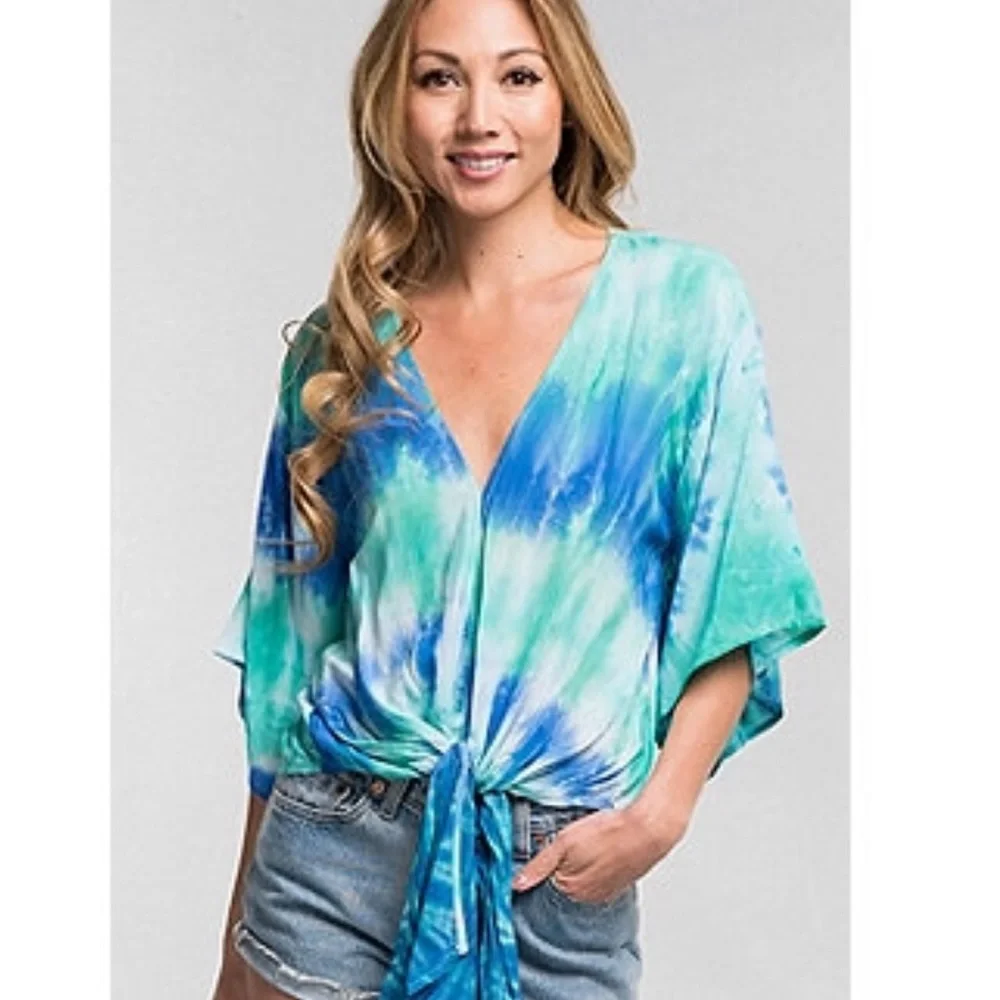 Blue tie-dye tie front crop top The size is a very generous small. Medium fit. - Picture 3 of 5